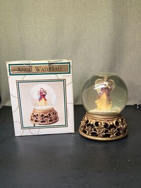 MUSICAL ANGEL WATERBALL  "Hark! the Herald Angels Sing"
